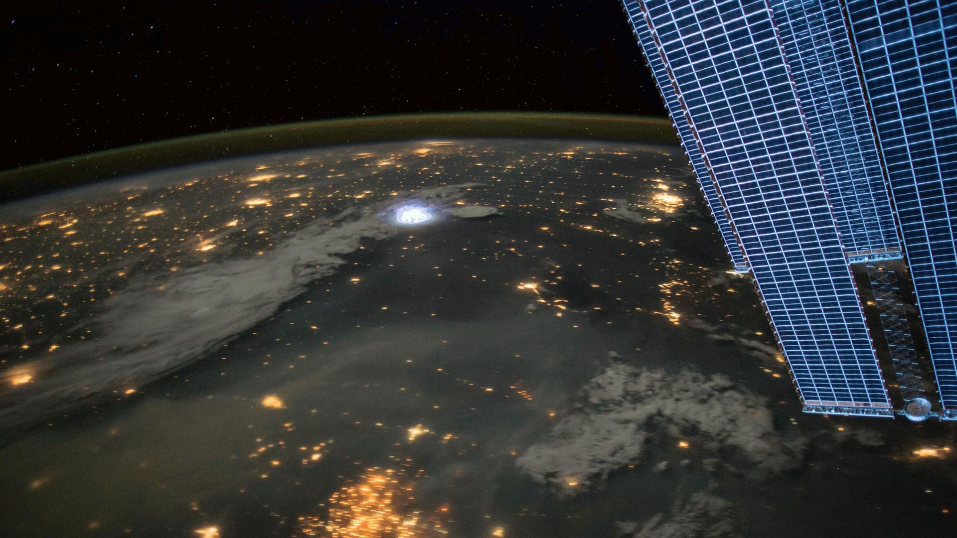 Blitze (hier aufgenommen von der ISS) verursachen in der Erdatmosphäre stehende Wellen.