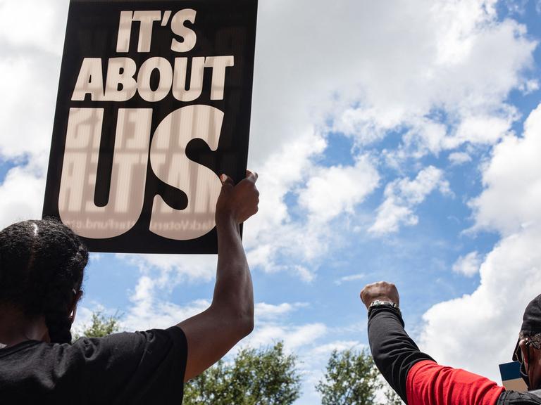 Demonstranten in Austin, Texas protestieren am 08. Juli 2021 gegen Diskriminerung und Benachteilung