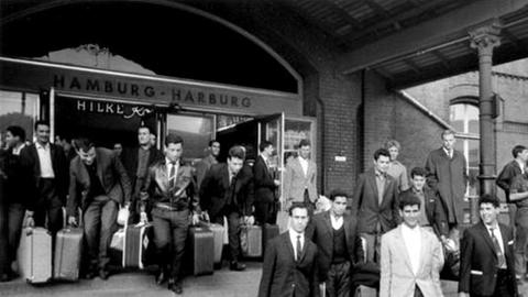 Portugiesische Gastarbeiter verlassen den Bahnhof Harburg, 1965