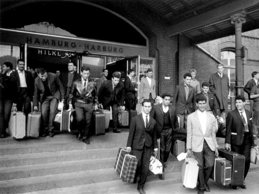Portugiesische "Gastarbeiter" verlassen den Bahnhof Harburg, 1965