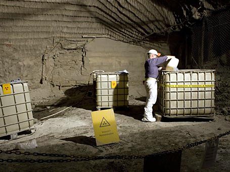 Ein Bergmann arbeitet in 750 Meter Tiefe in der Schachtanlage Asse in Remlingen bei Wolfenbüttel in einem Kontrollbereich mit kontaminierter Lauge.