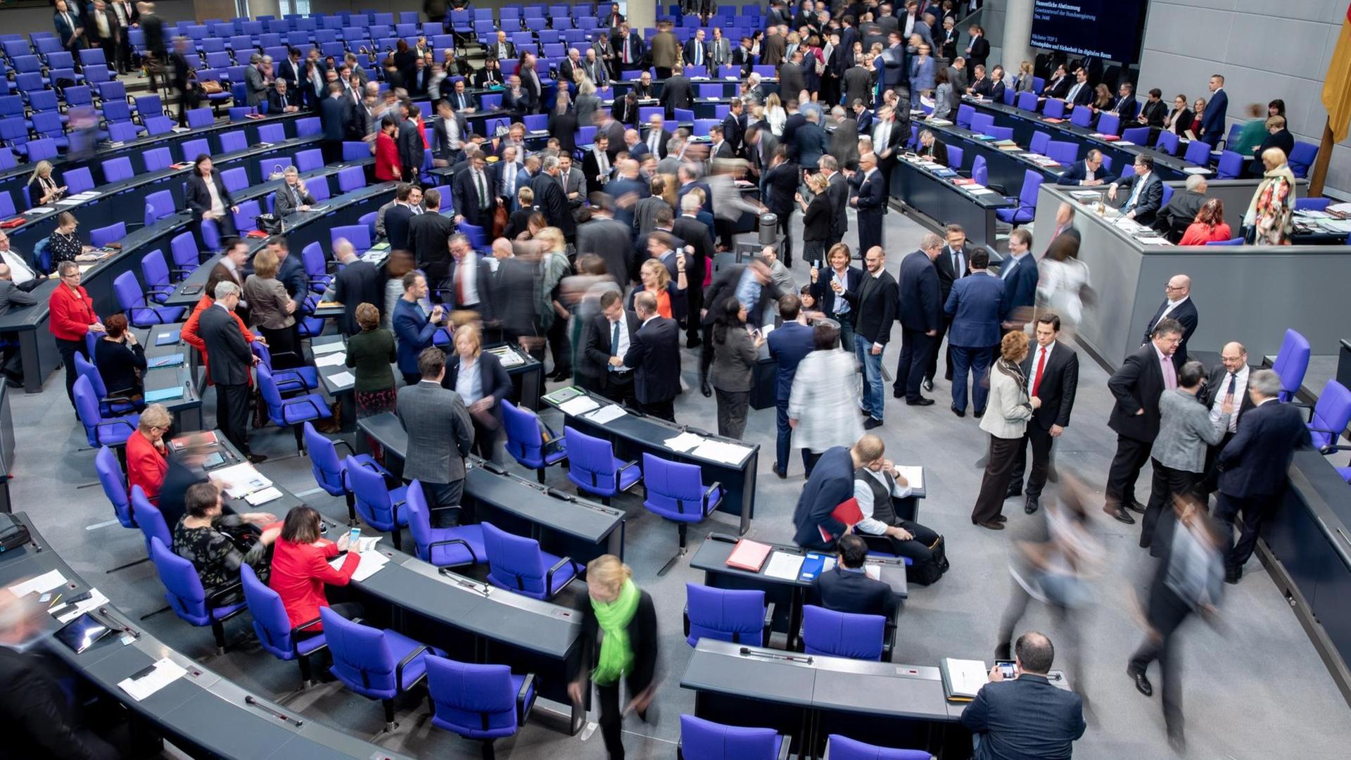 Die Abgeordneten des Bundestages stimmen namentlich über die Grundgesetzänderung für Schul-Digitalisierung ab.