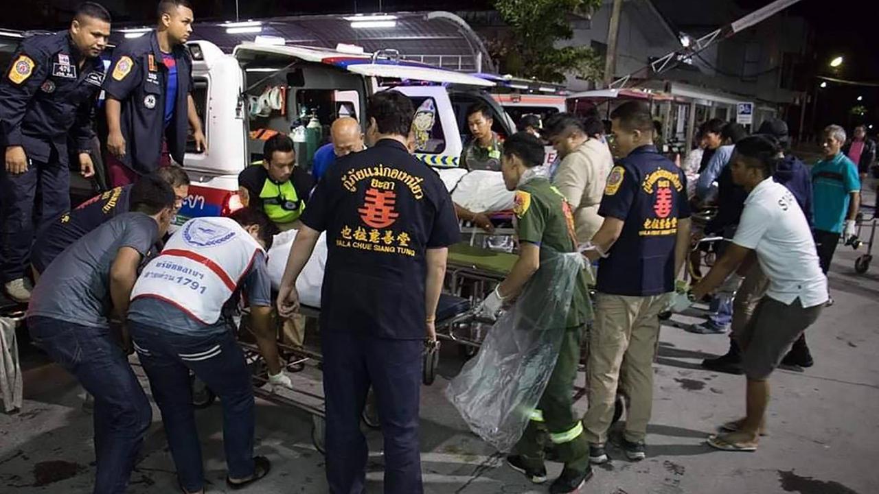 Polizisten und Sanitäter kümmern sich um Verletzte in Yala/Thailand.