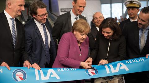 Bundeskanzerlin Angela Merkel eröffnet die ILA 2018 mit dem Durchschneiden eines Bandes.
