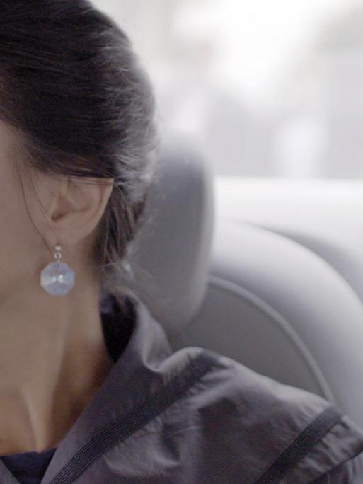 Die Politikerin Sahra Wagenknecht sitzt in einem Auto und schaut aus dem Fenster.
