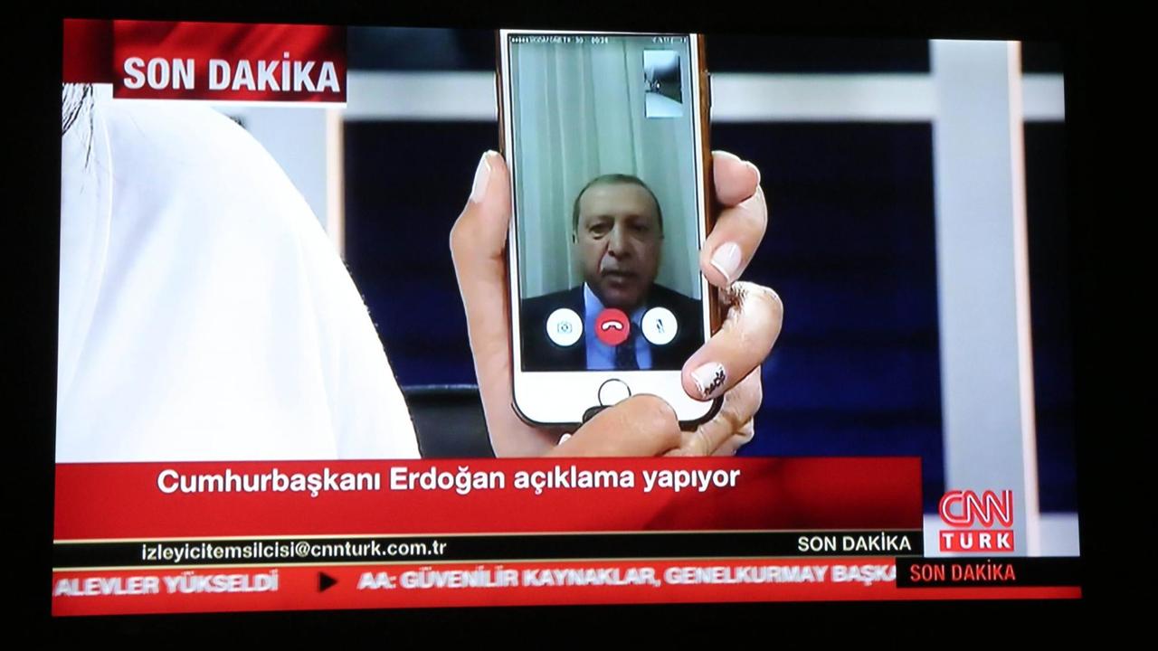 In der Putschnacht meldet sich Präsident Erdogan per Facetime ans türkische Volk.