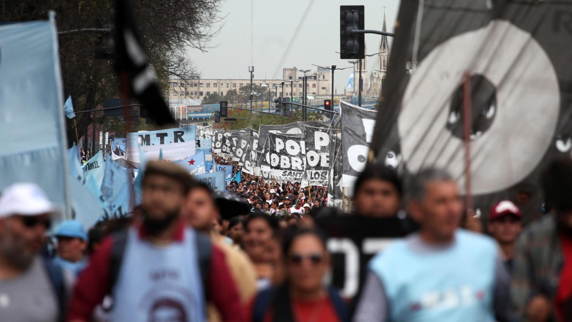 Protest gegen die Wirtschaftskrise in Argentinien in der Hauptstadt Buenos Aires am 10. Oktober. Tausende Menschen auf der Straße mit Bannern und Plakaten.