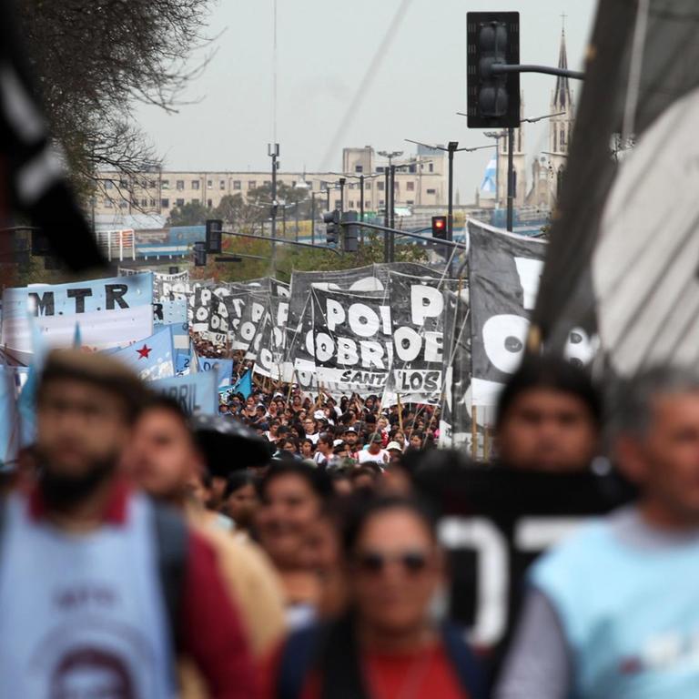 Protest gegen die Wirtschaftskrise in Argentinien in der Hauptstadt Buenos Aires am 10. Oktober. Tausende Menschen auf der Straße mit Bannern und Plakaten. 