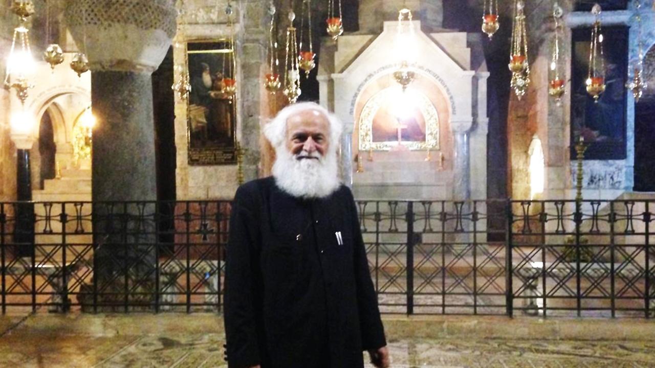 Der Franziskanermönch Bruder Athanasius in der Jerusalemer Grabeskirche. Der Franziskanermönch Bruder Athanasius in der Jerusalemer Grabeskirche.