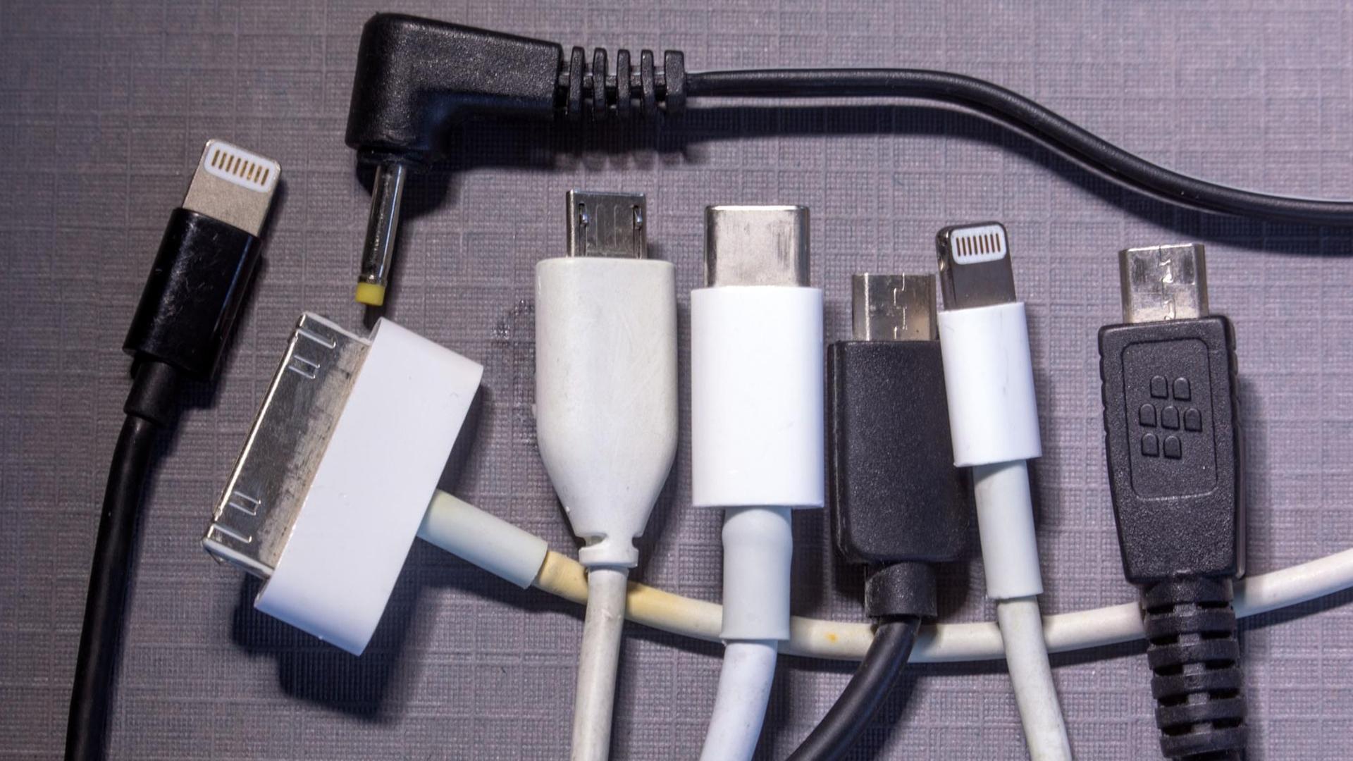 Das Foto zeigt Ladekabel für unterschiedliche Handymodelle. Das Foto zeigt Ladekabel für unterschiedliche Handymodelle.