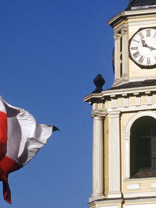 Neben dem Turm der Kirche San Francisco in der Hauptstadt Santiago de Chile flattert die chilenische Flagge.