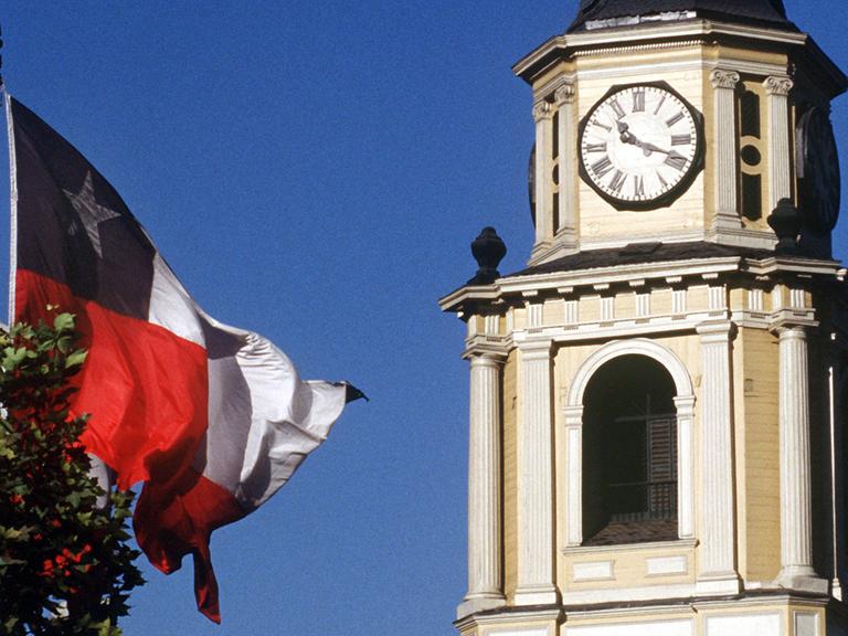 Neben dem Turm der Kirche San Francisco in der Hauptstadt Santiago de Chile flattert die chilenische Flagge.