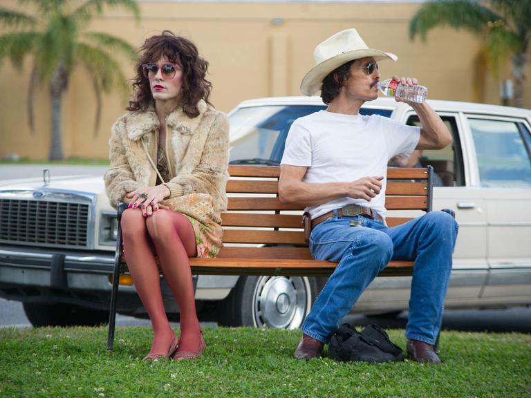 Die Schauspieler Jared Leto (l) als Rayon und Matthew McConaughey als Ron Woodroof in einer undatierten Filmszene des Kinofilms "Dallas Buyers Club". Sie sitzen voneinander abgewandt auf einer Bank.
