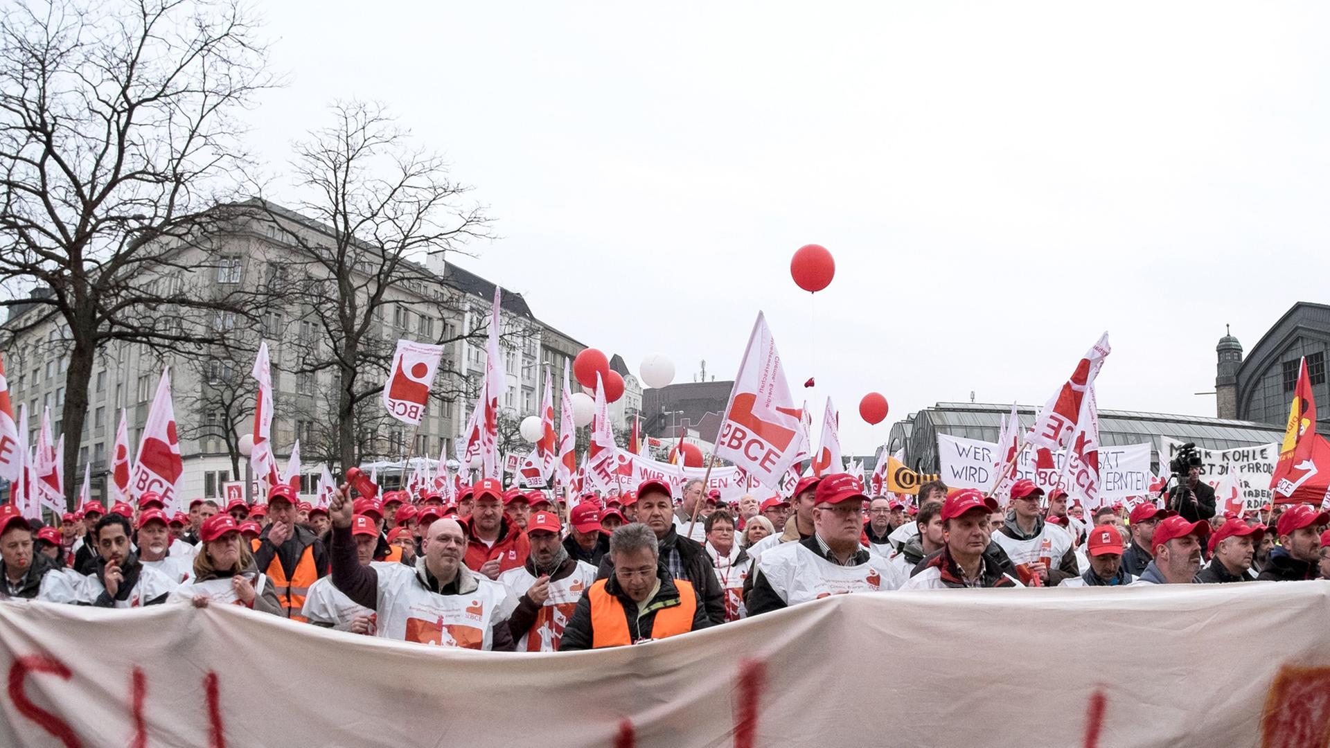 Mitglieder der IG BCE aus Hamburg, Niedersachen und Schleswig-Holstein demonstrieren am 25.03.2015 in Hamburg auf dem Hachmannplatz und halten ein Transparent mit der Aufschrift: "Schluss mit lustig! 4,8 %".