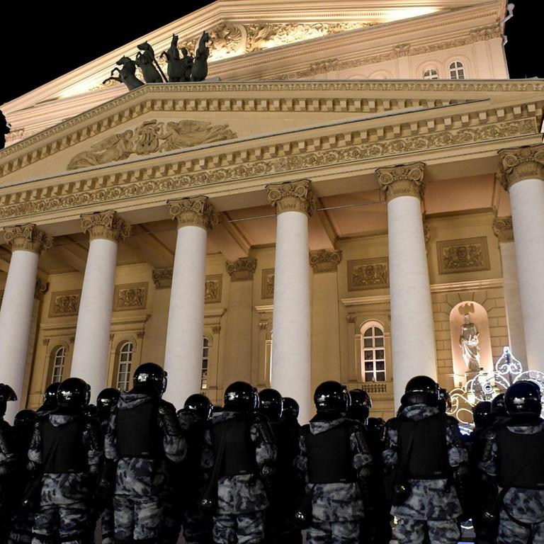 Russische Sicherheitskräfte riegeln bei Protesten gegen die Haftstrafe für Alexej Nawalny das Bolschoi-Theater in Moskau ab