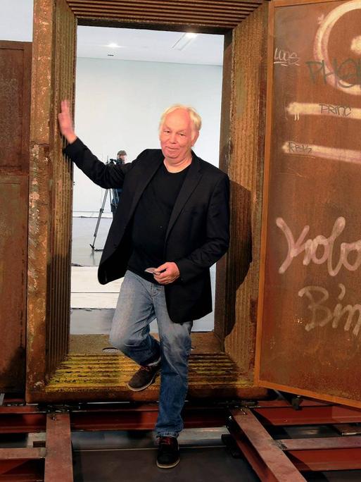 Dimitri Hegemann steht grauhaarig in der Tür eines Tresorraums.