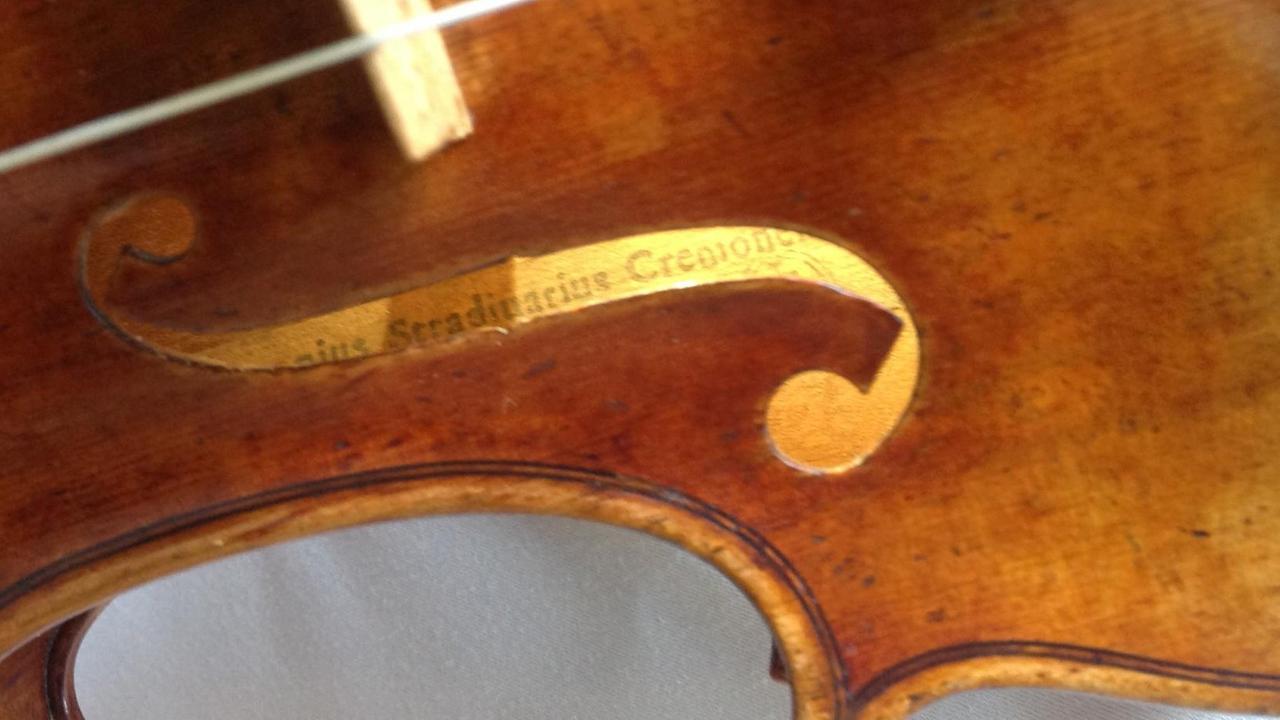 Ein Blick durch die Schalllöcher, wo der Namenszug des Geigenbauers zu sehen ist. 