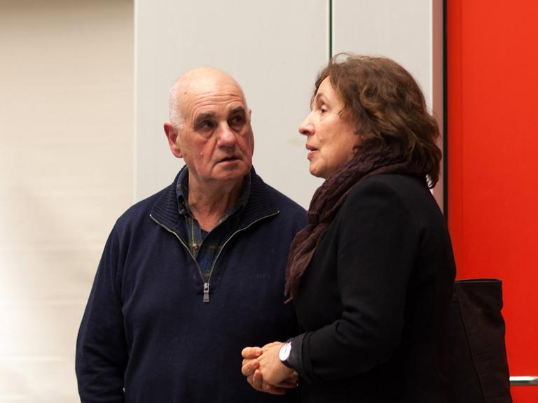 Der deutsche Autor Lothar Trolle im Gespräch mit der Hörspielredakteurin Elisabeth Panknin in einem Studio im Deutschlandfunk, Köln. Januar 2014.