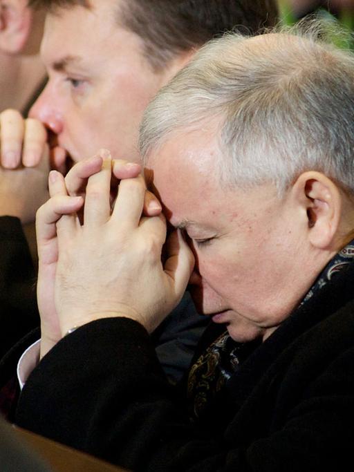 Jarosław Kaczyński, Vorsitzender der polnischen Partei Recht und Gerechtigkeit, beim Gebet in einer Kirche; Aufnahme vom Oktober 2010
