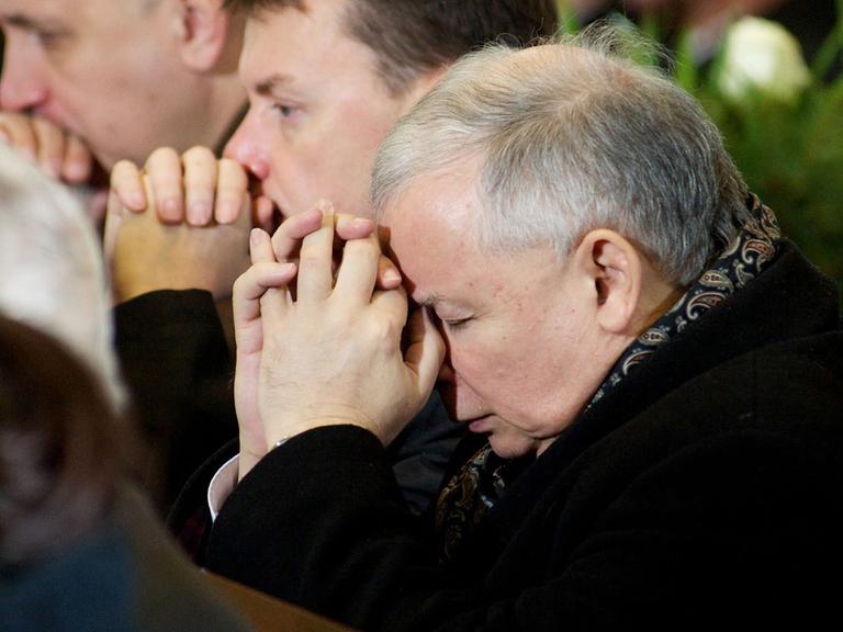 Jarosław Kaczyński, Vorsitzender der polnischen Partei Recht und Gerechtigkeit, beim Gebet in einer Kirche; Aufnahme vom Oktober 2010