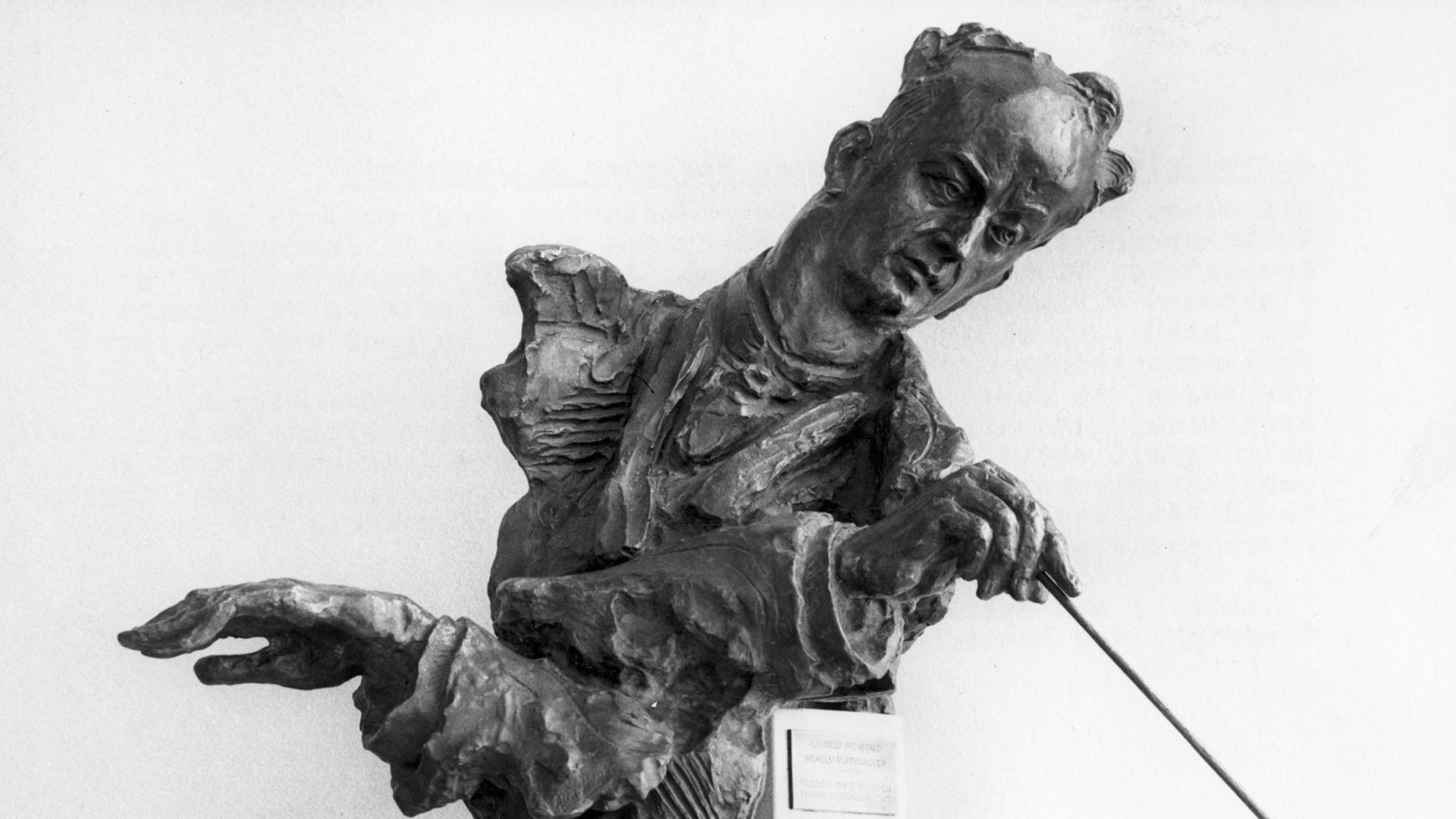 Eine im Jahr 1927 von dem russischen Bildhauer Alexander Archipenko geschaffene Büste zeigt den Dirigenten Wilhelm Furtwängler (1886-1954).