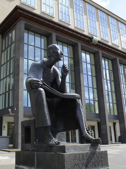 Statue des sitzenden Albertus Magnus vor dem Hauptgebäude der Universität zu Köln.