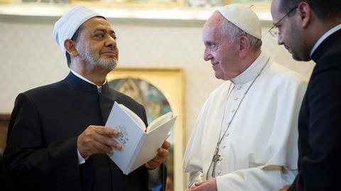 Papst Franziskus und Scheich Ahmad Muhammad al-Tayyib, der Imam der Azhar Moschee bei ihrem Treffen im Vatikan am 23 Mai 2016