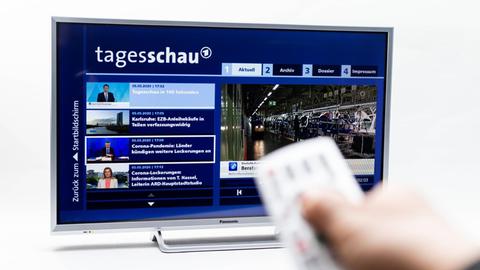 Auf einem Fernsehbildschirm wird die Tagsschau-Seite in der ARD-Mediathek angezeigt.