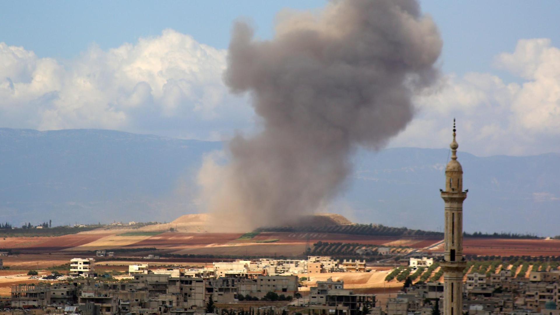 Rauch steigt über dem syrischen Dorf Kafr Ain in der Provinz Idlib