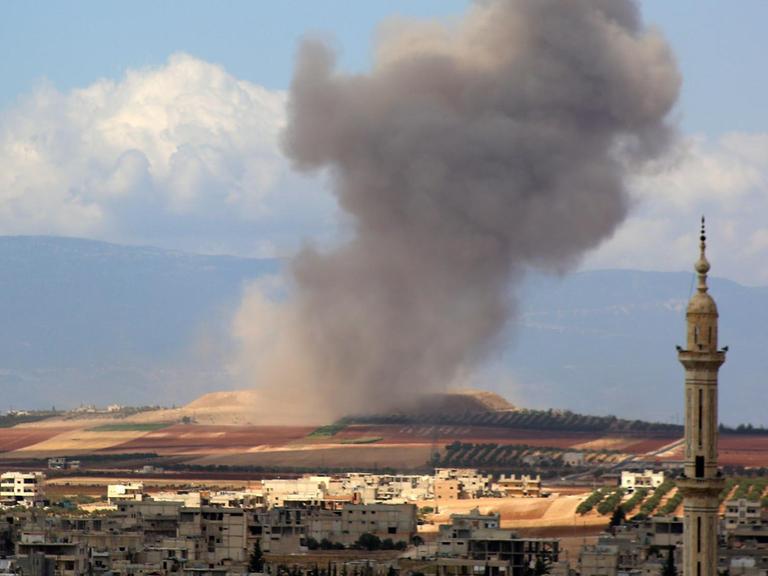 Rauch steigt über dem syrischen Dorf Kafr Ain in der Provinz Idlib