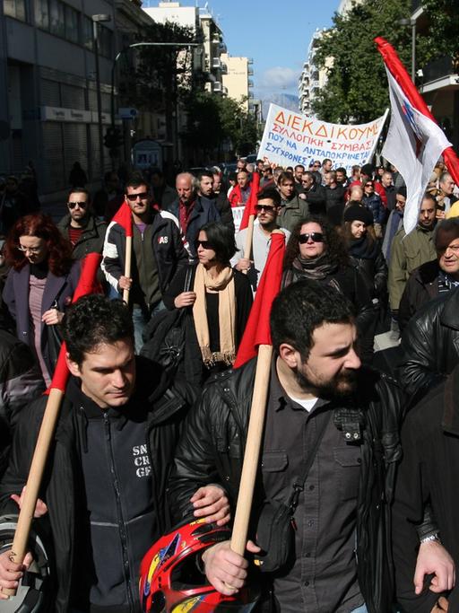 Mehrere Tausend Demonstranten marschieren durch die Straße während eines Generalstreik am 20.02.2013 in Patras Griechenland. Zu dem Streik haben die Gewerkschaftsverbände GSEE und ADEDY aufgerufen. Foto: Menelaos Michalatos