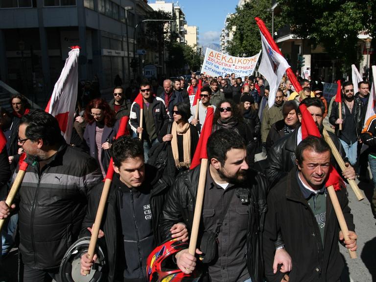 Mehrere Tausend Demonstranten marschieren durch die Straße während eines Generalstreik am 20.02.2013 in Patras Griechenland. Zu dem Streik haben die Gewerkschaftsverbände GSEE und ADEDY aufgerufen. Foto: Menelaos Michalatos