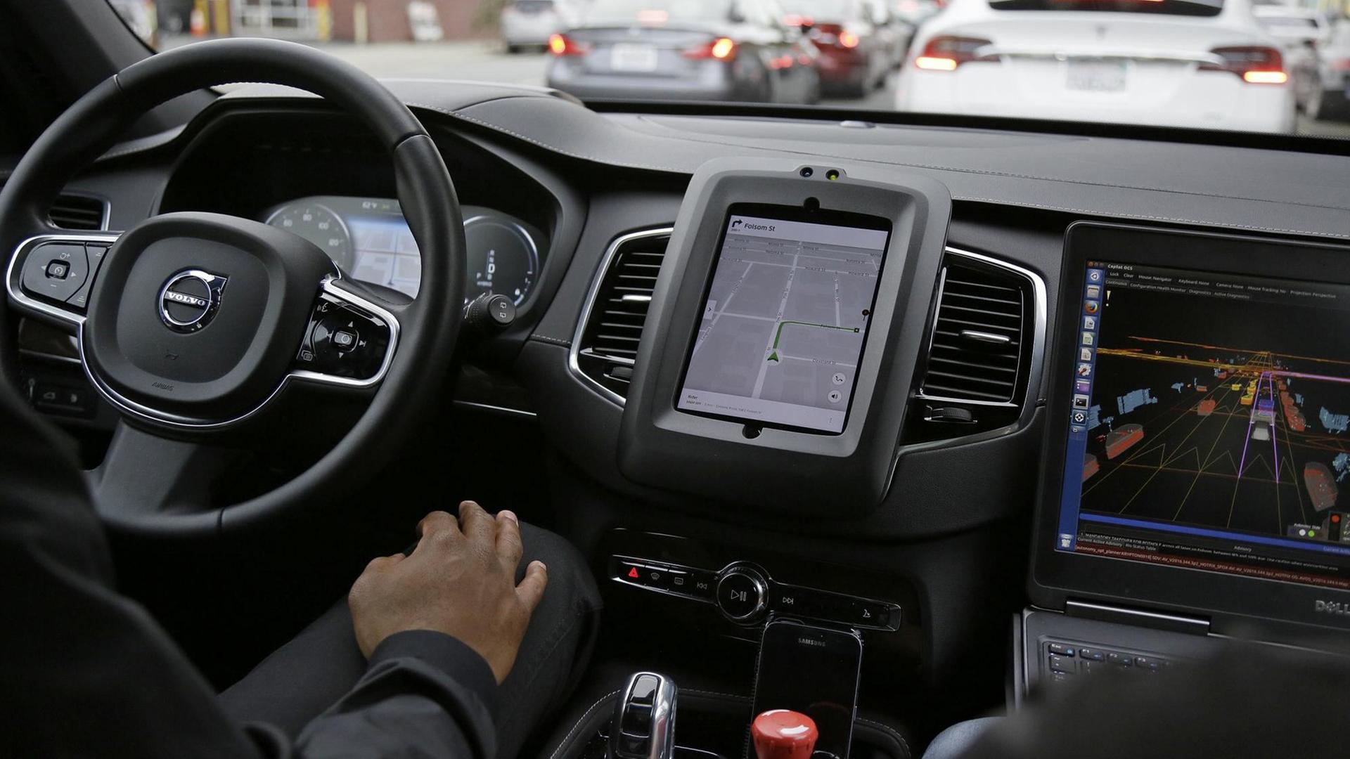 Das Bild zeigt ein selbstfahrendes Auto des Fahrdienst-Vermittlers Uber von innen, die Aufnahme stammt aus dem Jahr 2016.