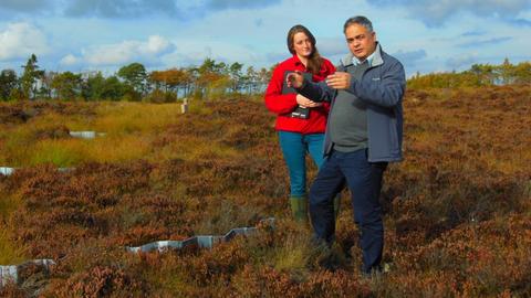 Clifton Bain in einem Moor bei Edinburgh. Er leitet von Edinburgh aus das Moorprogramm der internationalen Naturschutzorganisation IUCN.