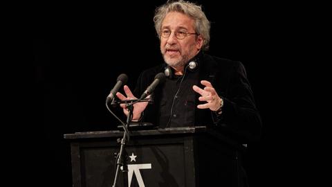 Der ehemalige Chefredakteur der Zeitung «Cumhuriyet», der türkische Journalisten Can Dündar, hält am 21.01.2018 im Thalia Theater in Hamburg eine Rede zur Eröffnung der Hamburger Lessingtage. Foto: Georg Wendt/dpa | Verwendung weltweit