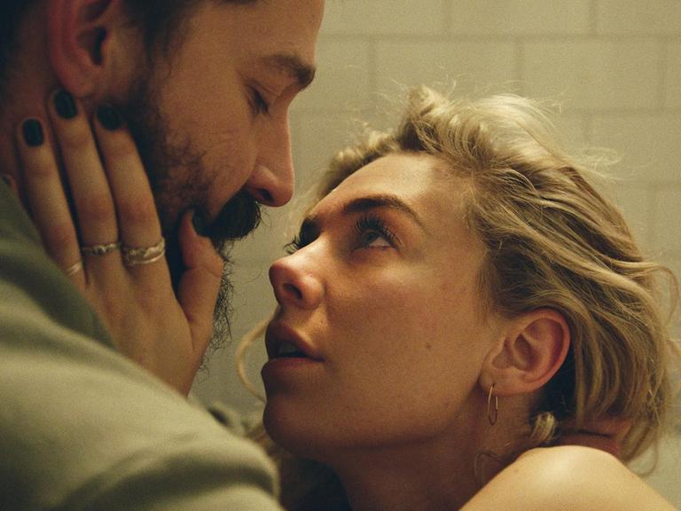 Vanessa Kirby und Shia LaBeouf in Kornél Mundruczós "Pieces of a Woman".