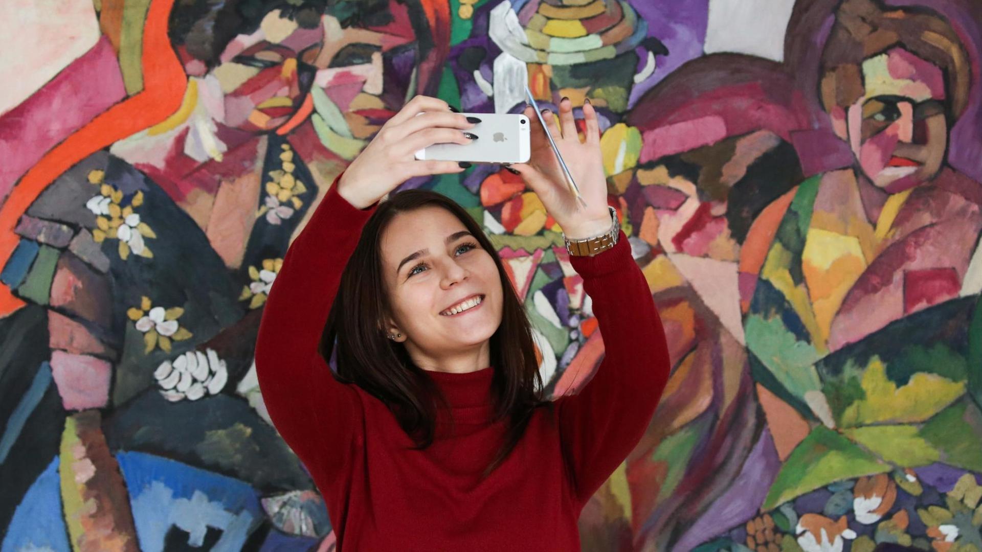 Eine Besucherin des Ryazan Kunst Museums macht ein Selfie.