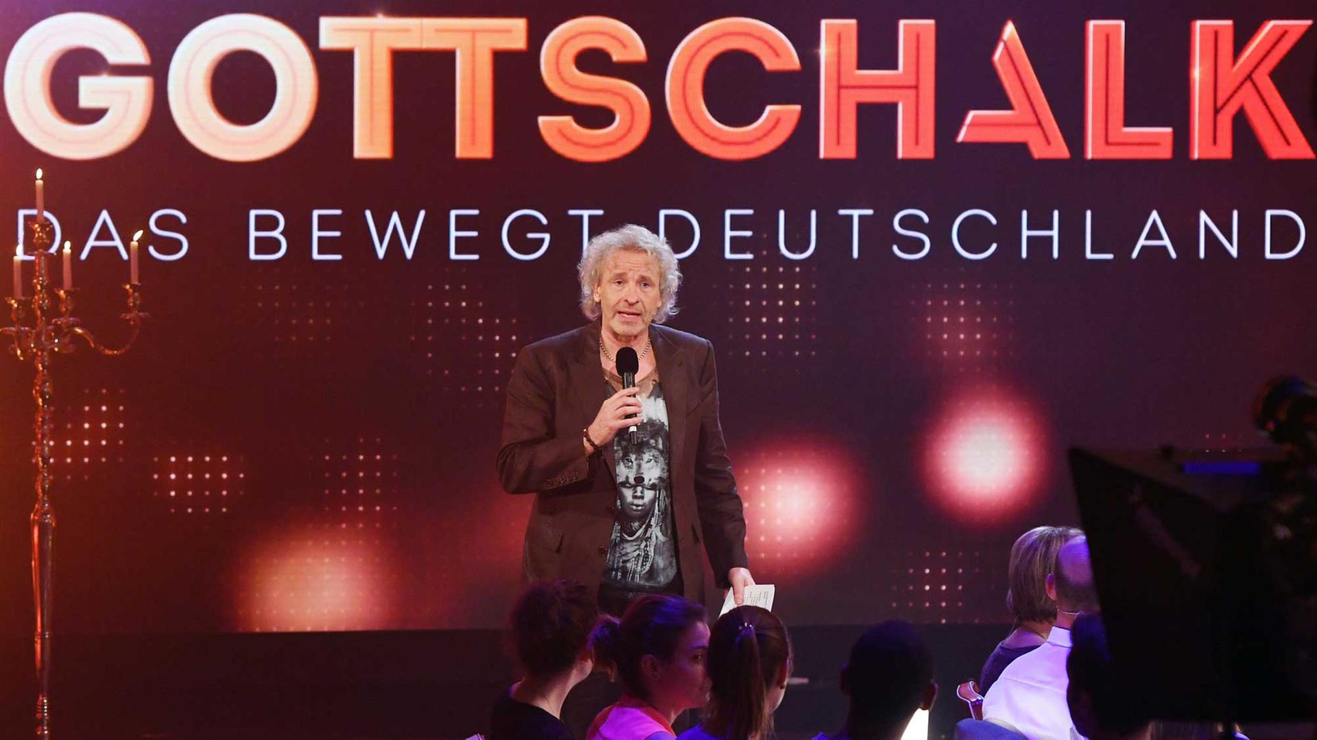 Thomas Gottschalk moderierend auf der Bühne seiner neuen Sonntagabend-Show "Das bewegt Deutschland"