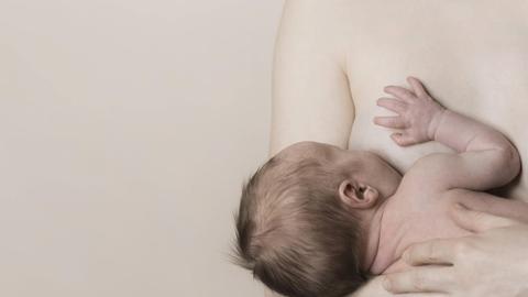 Frau stillt 2 Wochen alten Jungen