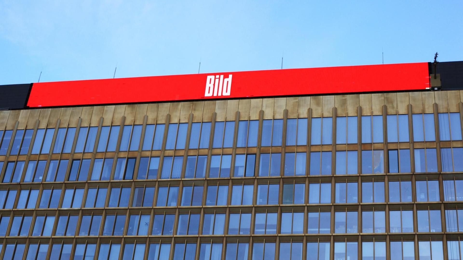 Auf dem Axel-Springer-Hochhaus in Berlin ist der Schriftzug der "Bild"-Zeitung als Leuchtschrift auf einer riesigen Digitalanzeige zu sehen.
