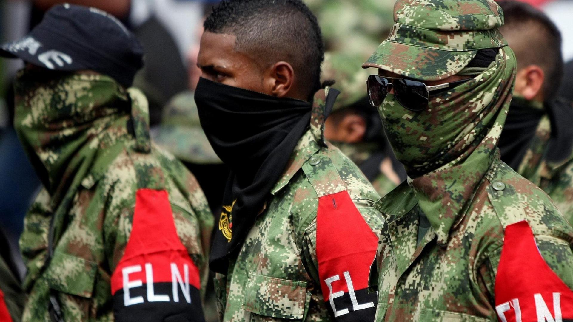Kämpfer der ELN-Guerilla. Sie sind vermummt und tragen Tarnanzüge. 