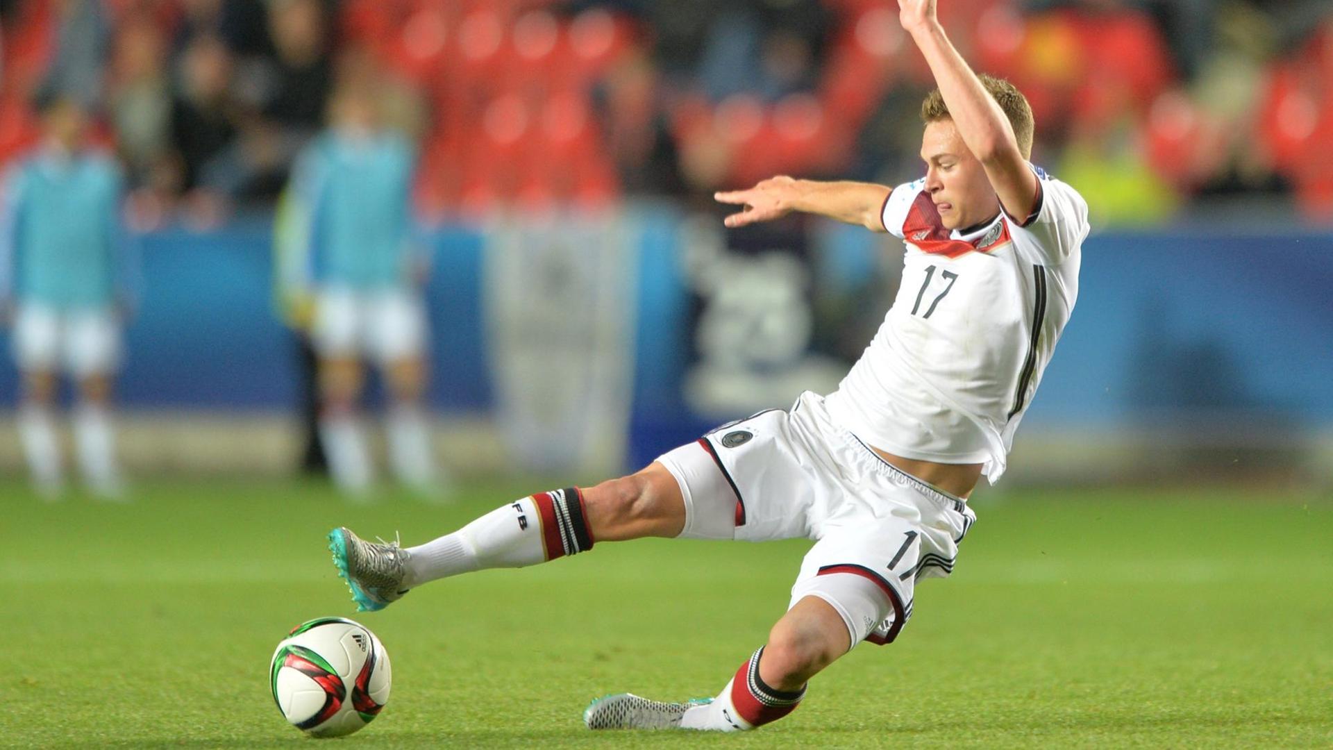 Der U21-Spieler Joshua Kimmich auf dem Spiel-Feld bei der EM in Tschechien. Der U21-Spieler Joshua Kimmich auf dem Spiel-Feld bei der EM in Tschechien.