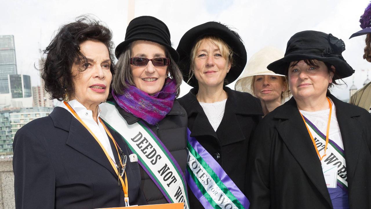 Bianca Jagger (li.) und Helen Pankhurst (2.v.li.) und weitere Frauenrechts-Aktivistinnen bei einem Frauenmarsch am 5. März 2017