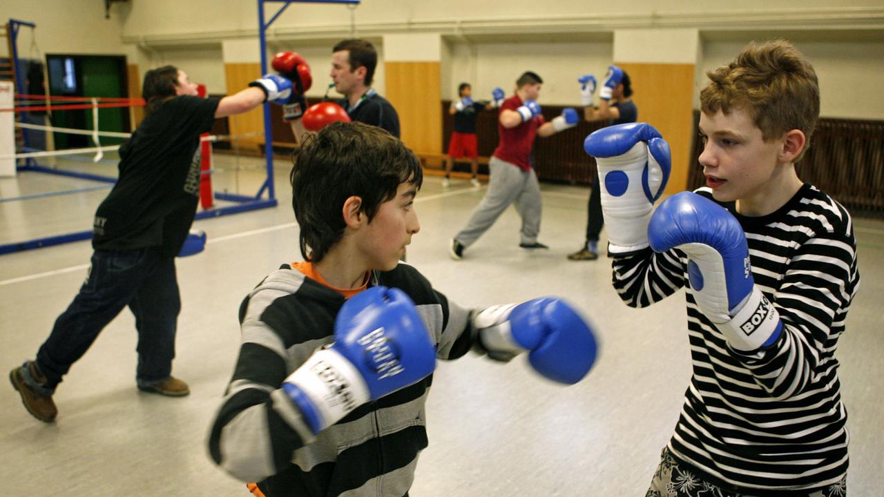 Schüler nehmen am Mittwoch (23.01.2008) in der Schule Slomanstieg in Hamburg an einem Boxtraining teil.