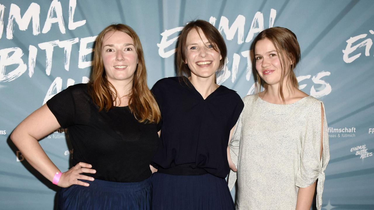 Madeleine Fricke, Helena Hufnagel und Sina Flammang bei der Premiere des Kinofilms "Einmal Bitte Alles" im Kino am Sendlinger Tor