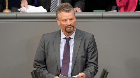 Der Bundestagsabgeordnete Gernot Erler (SPD) spricht am 24.04.2015 im Deutschen Bundestag in Berlin anlässlich der Debatte zu den Massakern an Armeniern 1915/16. Foto: Britta Pedersen/dpa (zu dpa "Erler: Deutschland will Türkei und Armenien bei Versöhnung helfen" vom 24.04.2015) | Verwendung weltweit