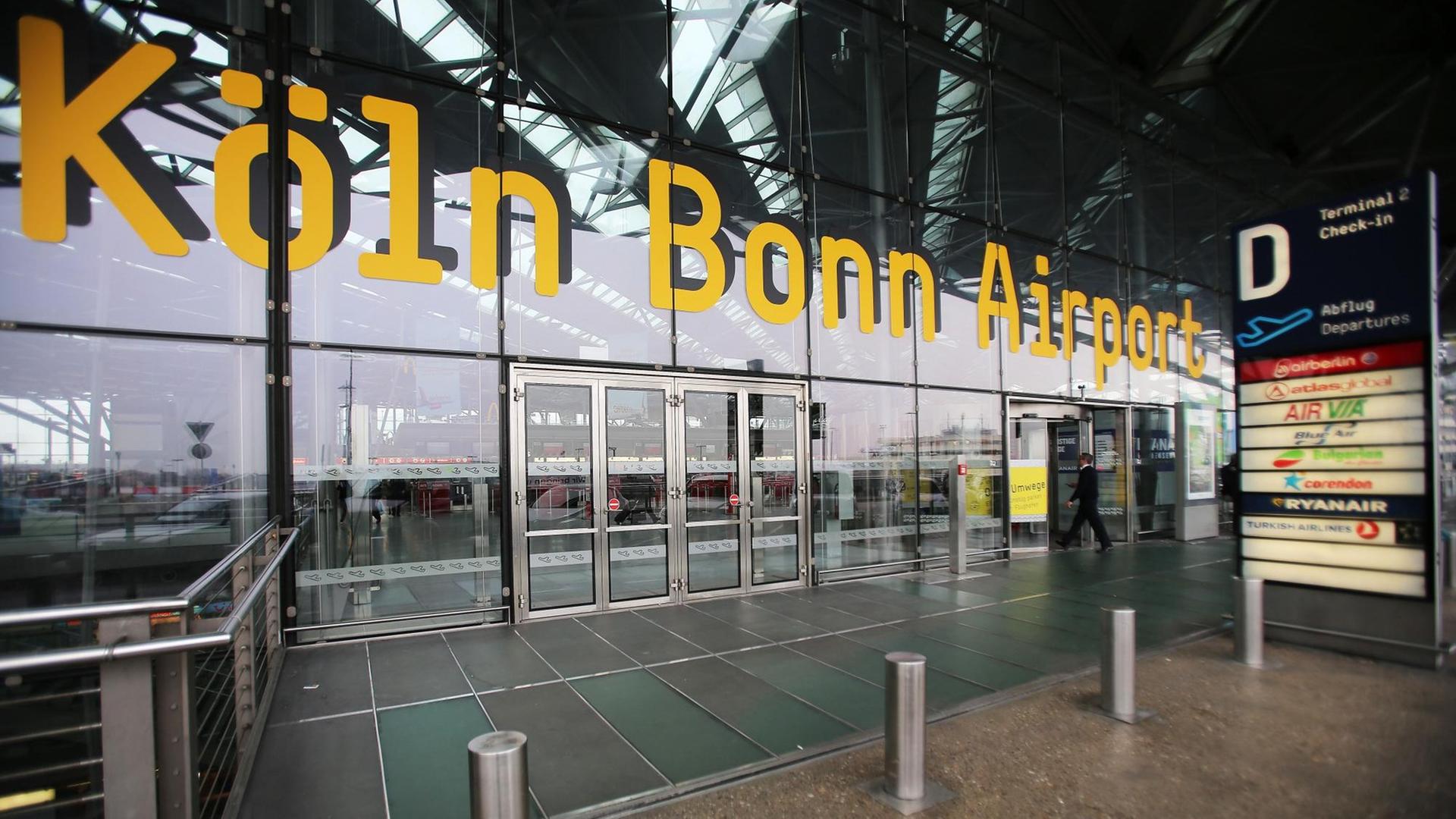 "Köln Bonn Airport" ist am Zugang des Terminal 2 des Flughafens Köln/Bonn zu lesen.