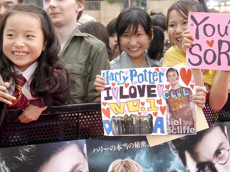 Japanische Jugendliche warten auf dem Roten Teppich auf Daniel Radcliffe