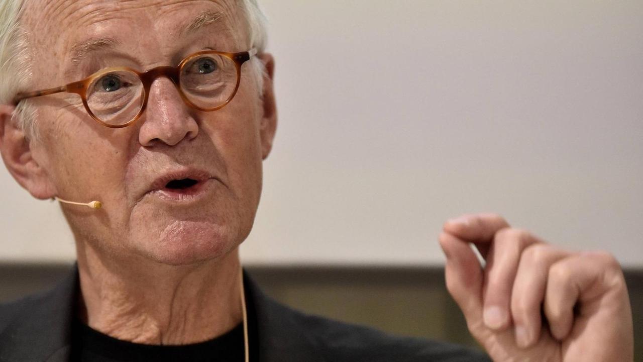 Der Gewalt- und Konfliktforscher Prof. Wilhelm Heitmeyer spricht auf einem Symposium in Kassel im Dezemer 2016 Der Gewalt- und Konfliktforscher Prof. Wilhelm Heitmeyer spricht auf einem Symposium in Kassel im Dezemer 2016