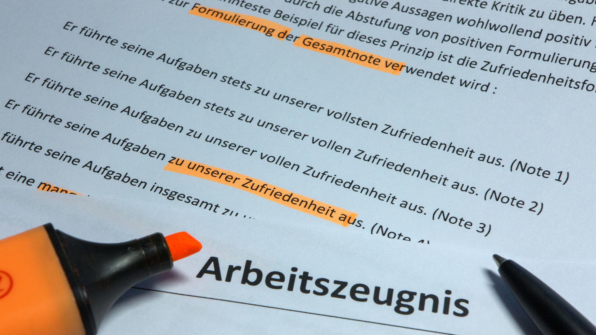 In einem Arbeitszeugnis ist die Formulierung "zu unserer vollsten Zufriedenheit" mit einem Marker angestrichen worden.